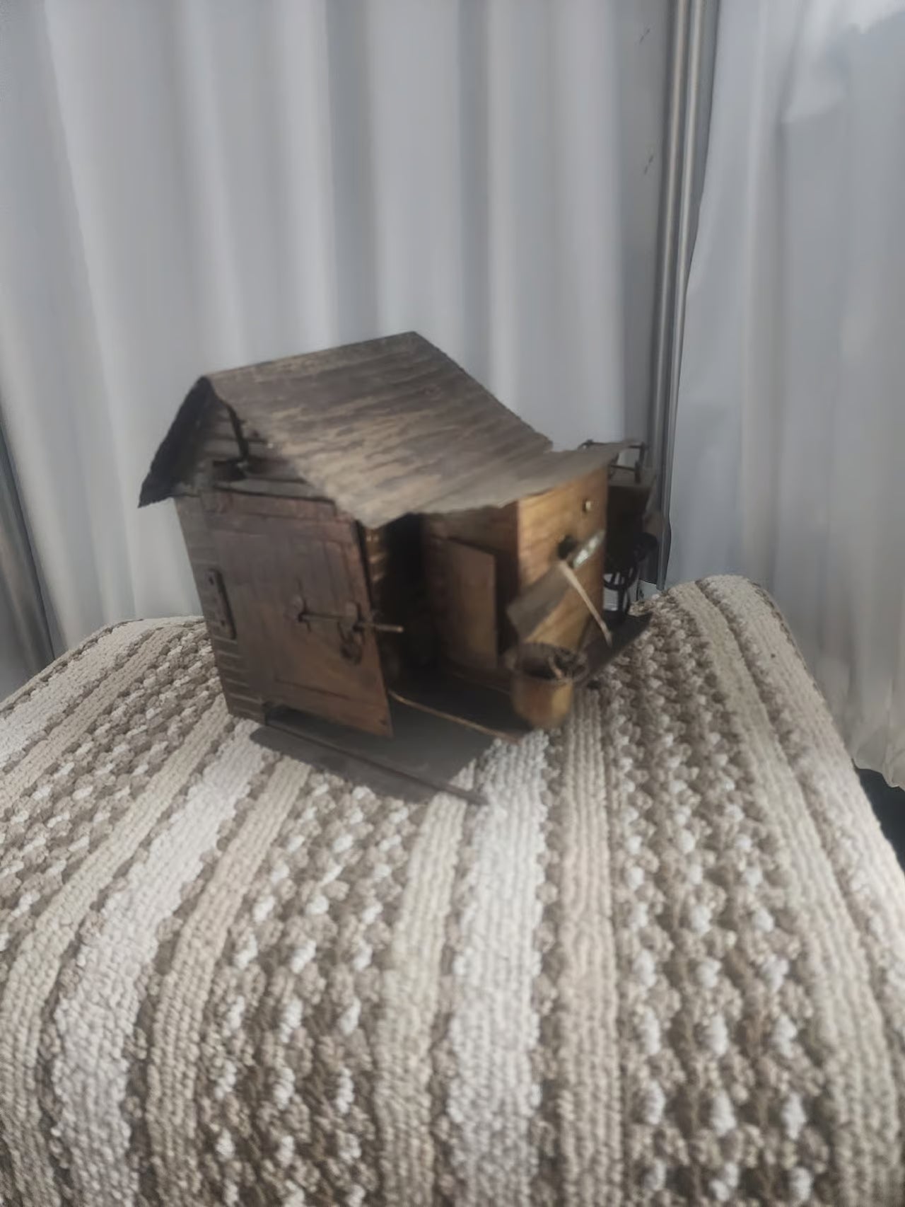 MUSIC BOX ~It’s A Small World~ TIN~ Horse  In Stable barn