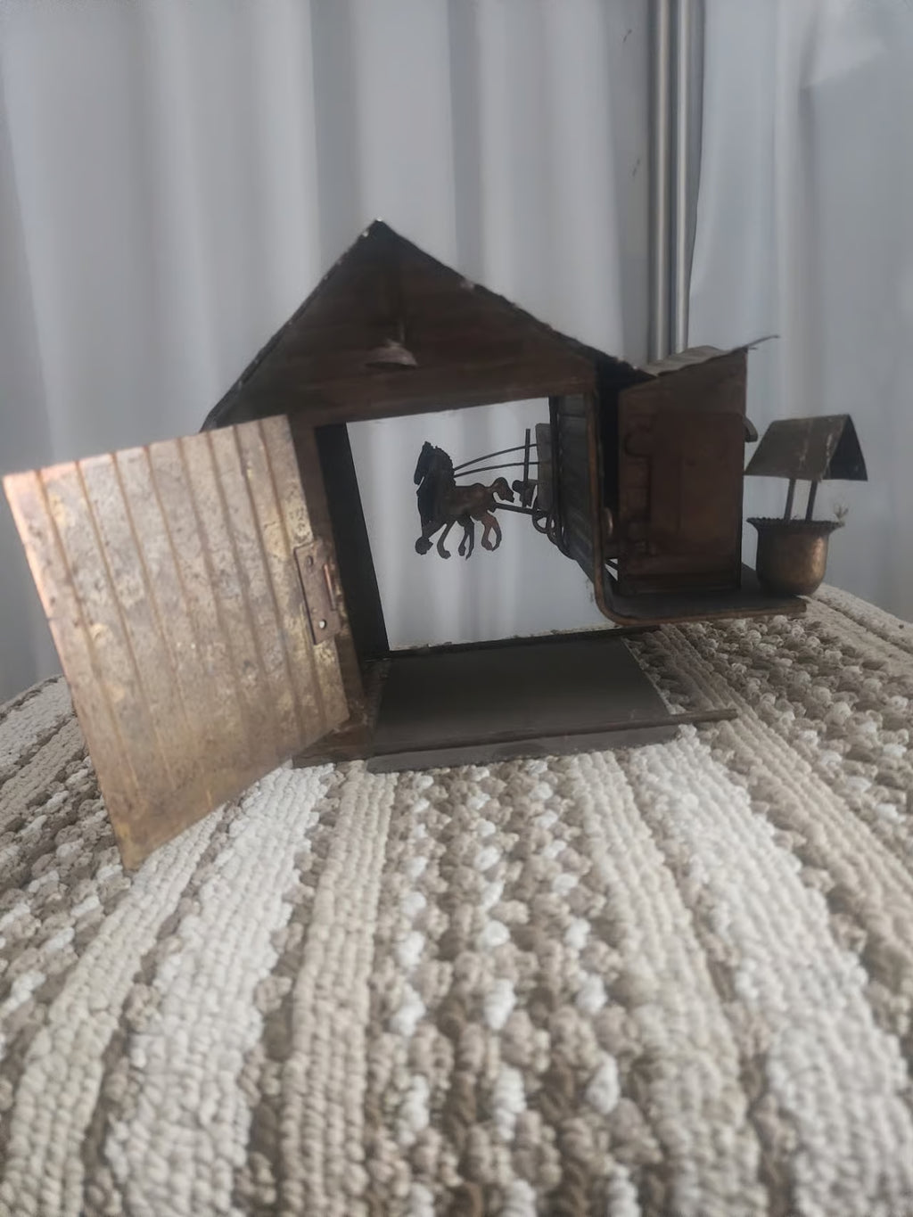 MUSIC BOX ~It’s A Small World~ TIN~ Horse  In Stable barn