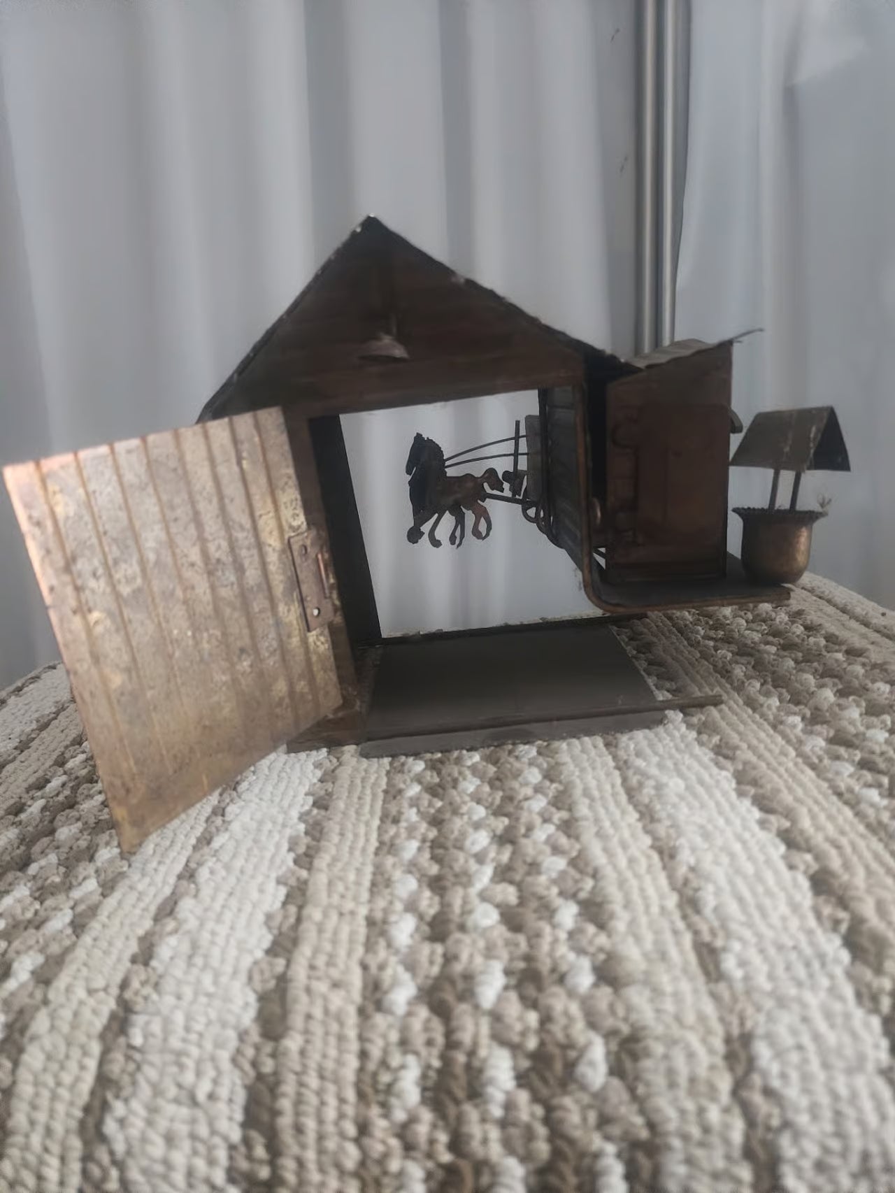MUSIC BOX ~It’s A Small World~ TIN~ Horse  In Stable barn
